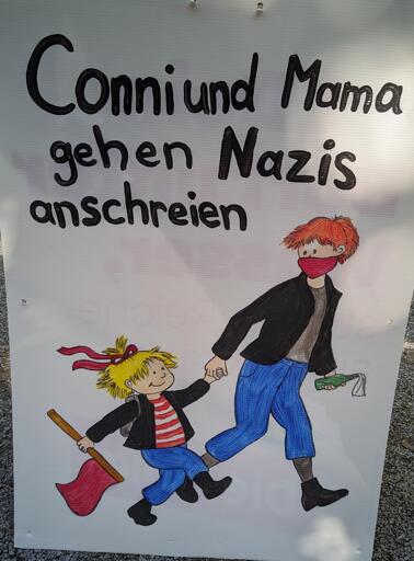 Conni und Mama gehen Nazis anschreien